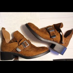 Tan-brown ankle booties